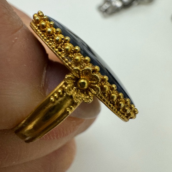 Ilias LaLaounis Sodalite Ring 18k Yellow Gold with an intricate filagree design - Picture 6 of 16